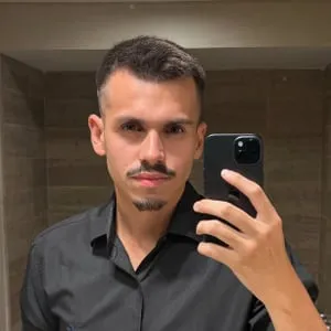 Karlos Eduardo, aluno da Camila, em retrato de camisa escura